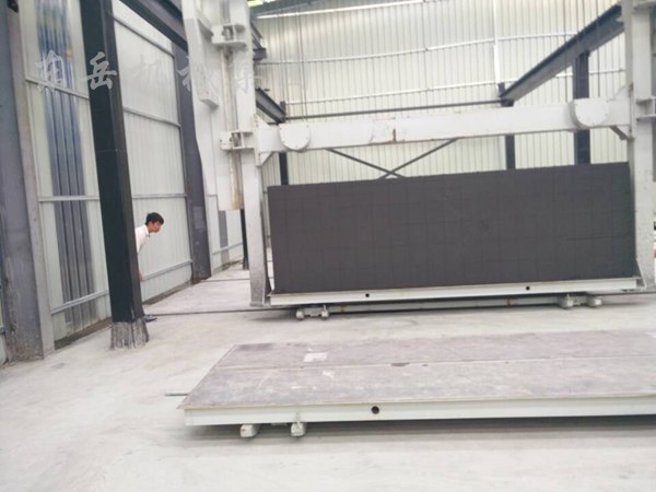 加氣混凝土砌塊設(shè)備吊具用于去皮后的成型坯體搬運(yùn)至預(yù)養(yǎng)區(qū)